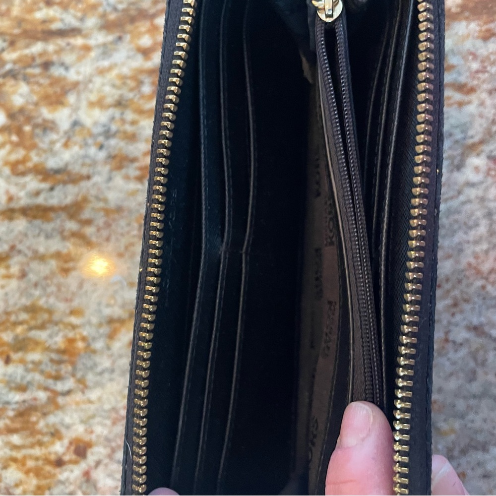 Women’s Michael Kors Black Leather Gold Hardware Reptile Zipper Wallet Preowned - Picture 4 of 9